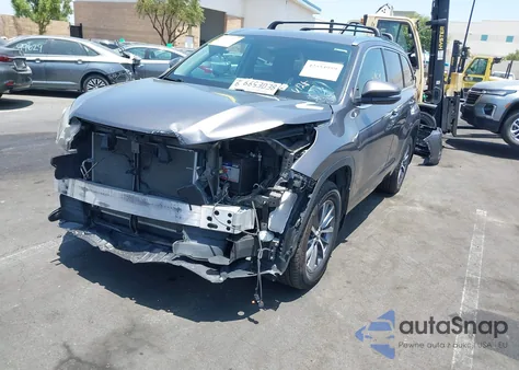 2018 Toyota Highlander Xle z USA, uszkodzony, nr VIN 5TDKZRFHXJS271758